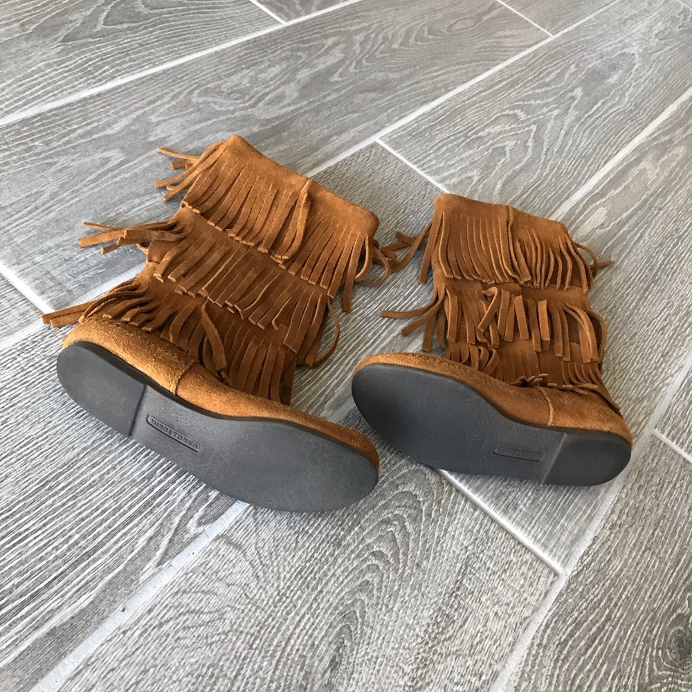 Minnetonka Three-Layer Fringe Boot Size 6 - image 4